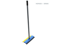 Ergonomiczny zestaw do mycia szyb na stacji benzynowej Merida ze szczotką, ściągaczką i kijem – profesjonalne rozwiązanie do mycia aut.